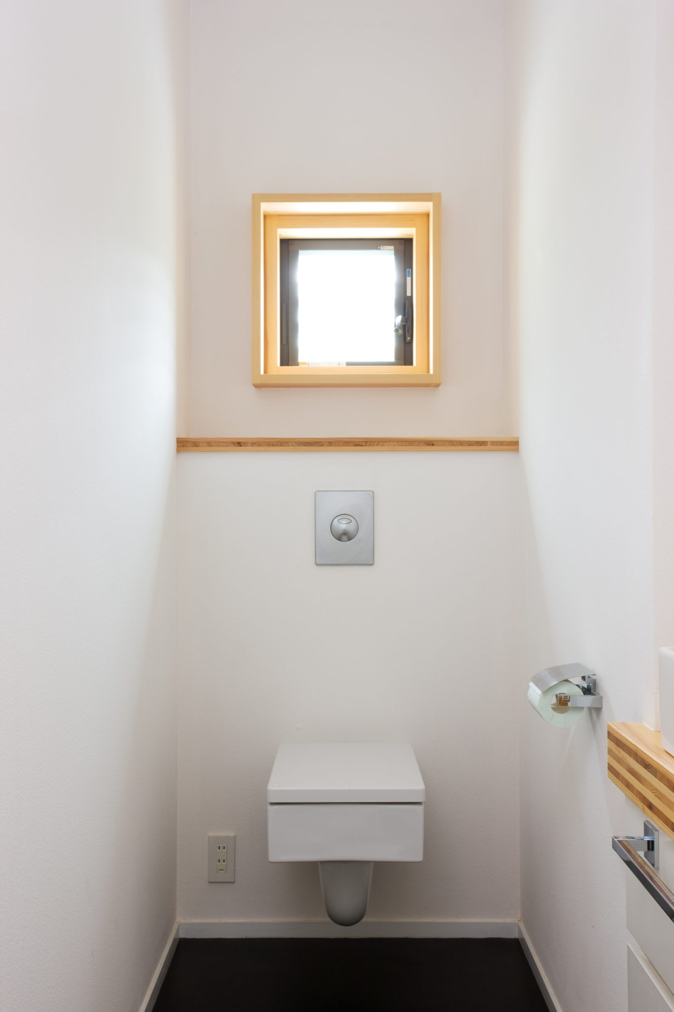 トイレ
オランダ人クライアントは丸が嫌い
「丸でもいいよ、それが四角い限りはね・・・」