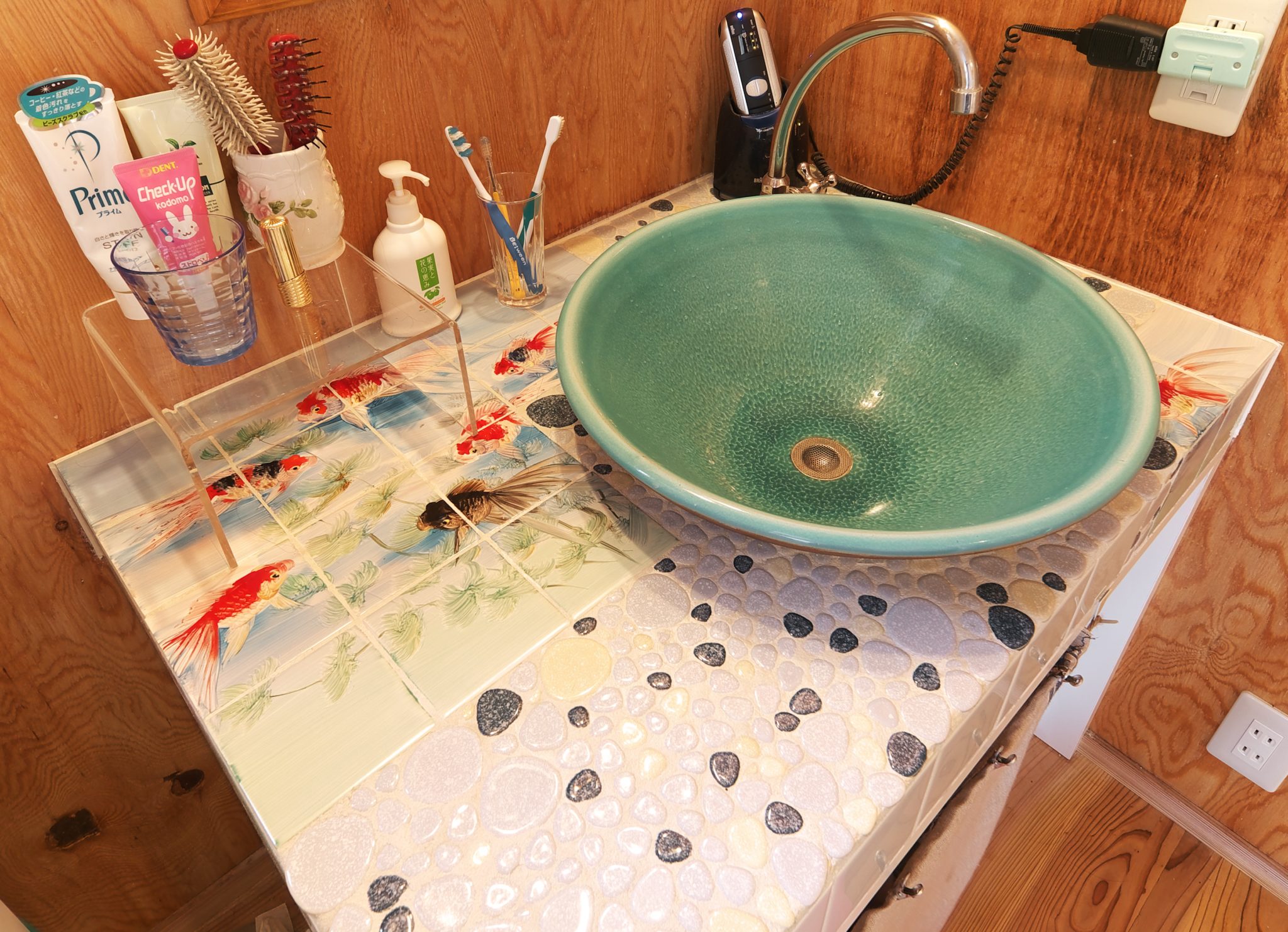 奥さん手作りの洗面台
大谷焼森陶器の手水鉢は洗面用 大きめのトルコブルー