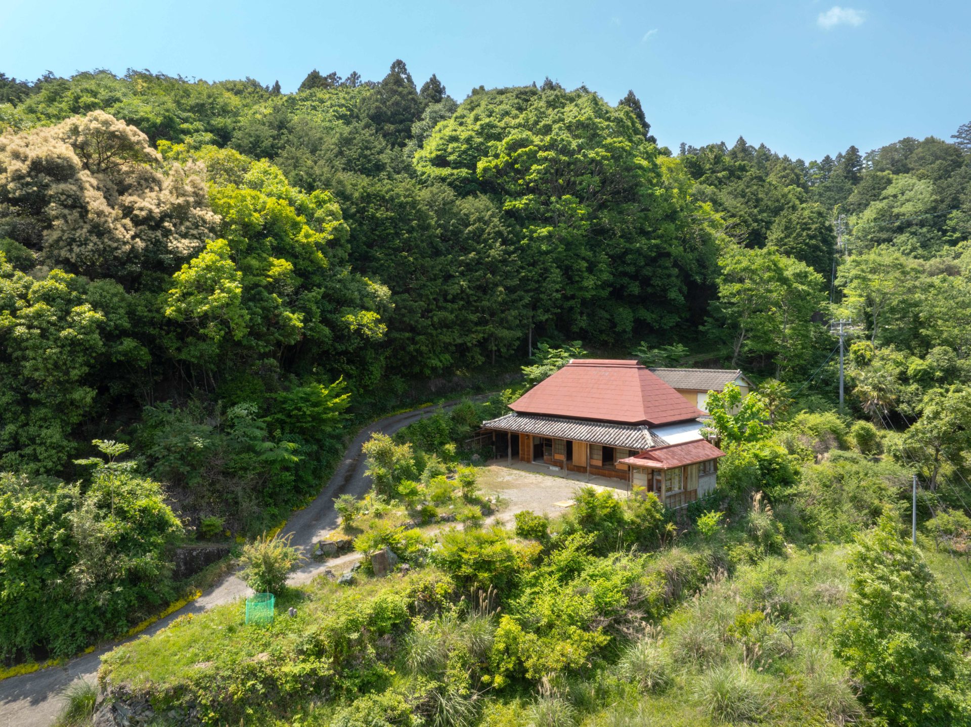 mother stone house全景　左の山の中にmother stoneが鎮座してます